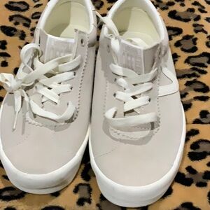 #233 VANS UNISEX Cream& White Casual Sneakers NWOT M7, W8.5